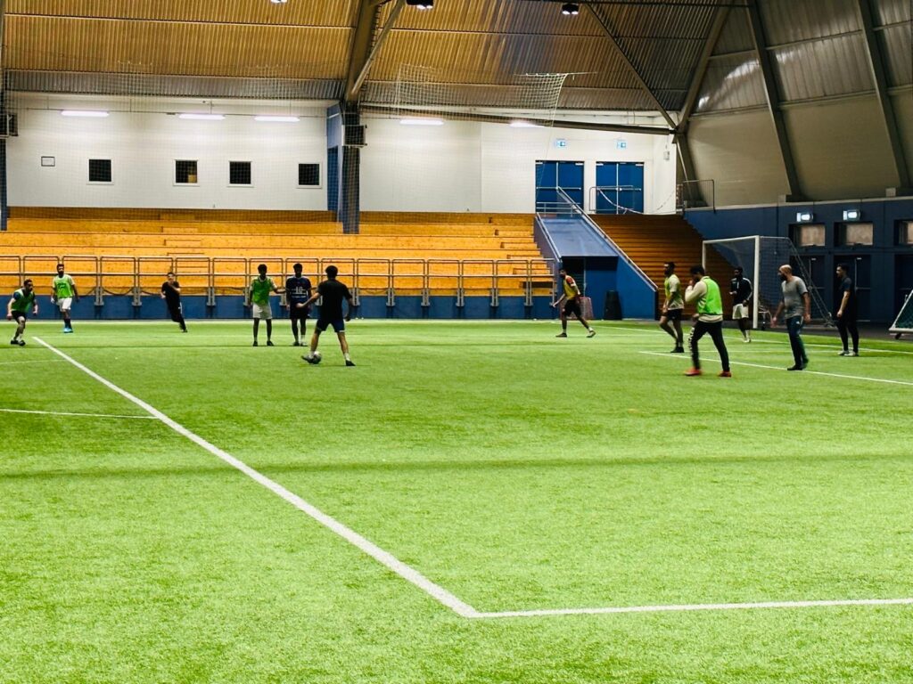 Ukentlig fotballtrening for Khuddam på Vallhall Arena