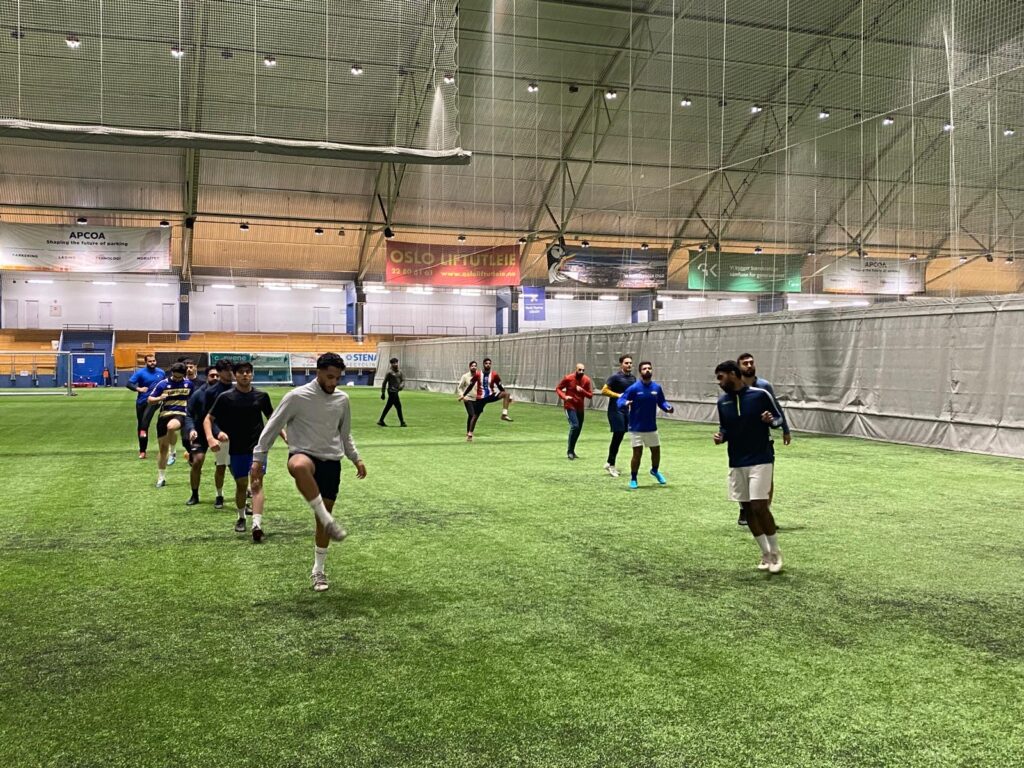 Ukentlig fotballtrening for Khuddam på Vallhall Arena